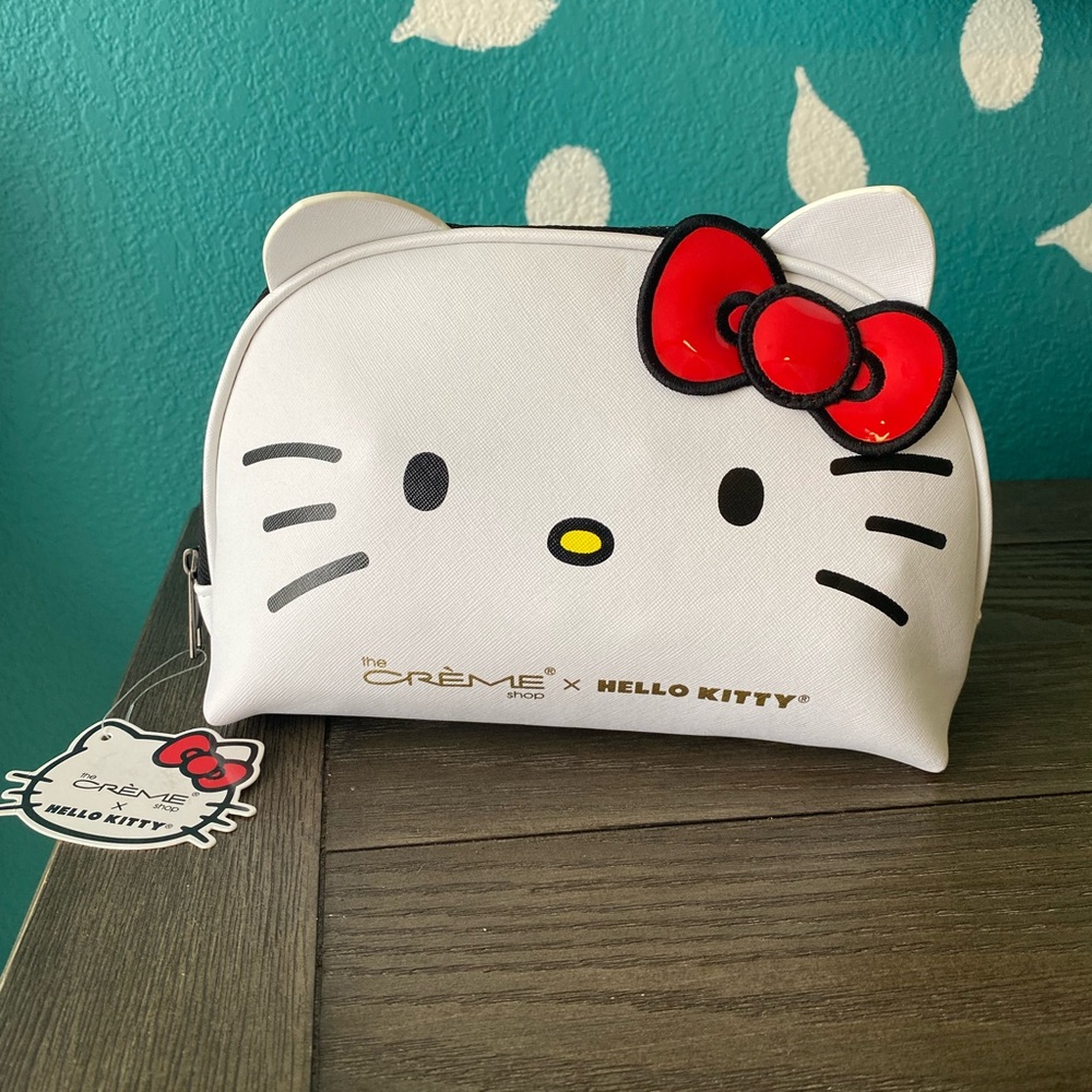 ✨The Crème Shop x Hello Kitty makeup bag✨